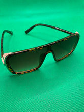 Load image into Gallery viewer, “Ro ” Tortoise Shell Aviator Sunnies
